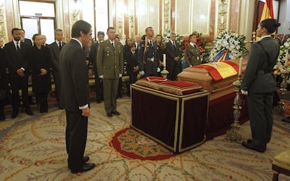 El expresidente del Gobierno José María Aznar ha sido uno de los primeros en rendir homenaje ante el féretro de Adolfo Suárez en la capilla ardiente instalada en el salón de Pasos Perdidos del Congreso.