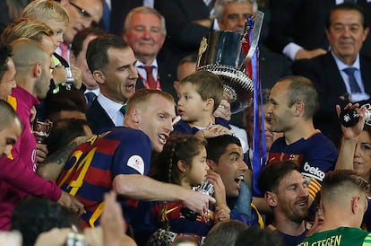 El rey Felipe VI hace entrega de la Copa del Rey al capitán del Barcelona, Iniesta, tras ganal al Sevilla por 2 goles.