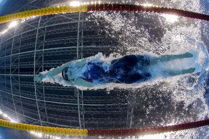 La estadounidense Katie Ledecky compitiendo por los 200 m estilos.