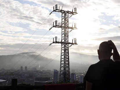 Una persona observa el cableado con el que red eléctrica transporta la energía en Bilbao.