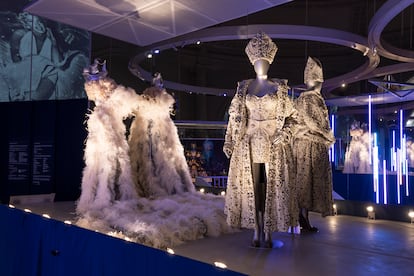 Vestido para Rihanna de Casa Margiela y vestido Luis XIV para Elton John por Sandy Powell
