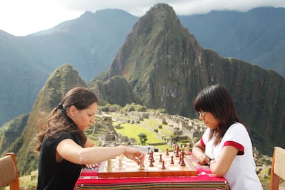 La campeona del mundo de ajedrez, la rusa Alexandra Kosteniuk, juega una partida de exhibición contra la campeona de la categoría sub 16, la peruana Deysi Cori, en Machu Pichu.