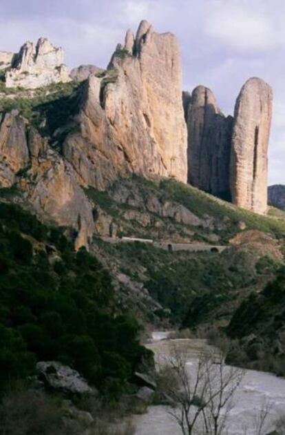 El río Gállego, a su paso por Los Mallos de Riglos.