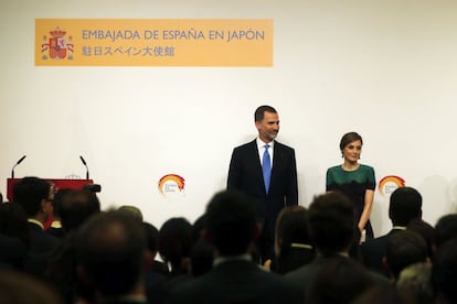 El rey Felipe y la reina Letizia, durante el encuentro que mantuvieron con los integrantes de la colonia española residente en Japón, un acto que ha tenido lugar en un hotel de Tokio (Japón).