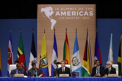 El secretario de Estado de EE UU, Antony Blinken, junto al subsecretario estadounidense para América Latina, Brian Nichols, y el secretario general de la Organización de Estados Americanos (OEA), Luis Almagro, presiden la primera reunión de cancilleres y ministros de Exteriores de los países asistentes a la Cumbre de las Américas, este miércoles, en Los Ángeles.