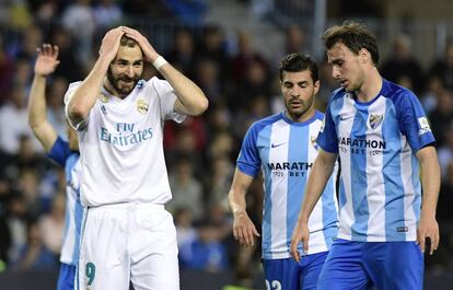 Benzema se lamenta tras una ocasión fallada contra el Málaga.