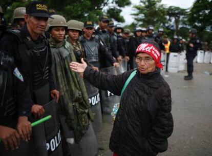 Una simpatizante de Manuel Zelaya habla con soldados y antidisturbios en el municipio fronterizo de El Paraíso, en Honduras.
