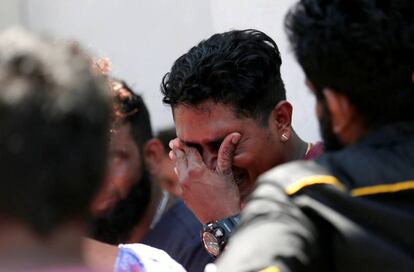 Muestras de dolor tras el ataque terrorista en la iglesia de San Antonio, en la capital de Sri Lanka.