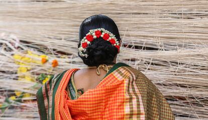 Una mujer reza durante el festival Vat Savitri (también llamado Vat Purnima) en las afueras de la ciudad india de Bombay, este martes.