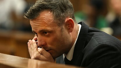 Oscar Pistorius habla por el móvil en 2016, durante una de las vistas del proceso judicial por asesinar a su pareja, Reeva Steenkamp.
.