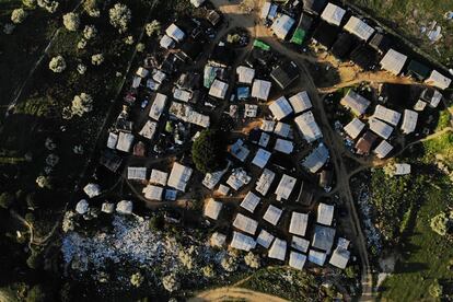 Vista aérea del mayor asentamiento de chabolas de Lepe. Aquí viven cerca de 300 personas en unas 70 casuchas.