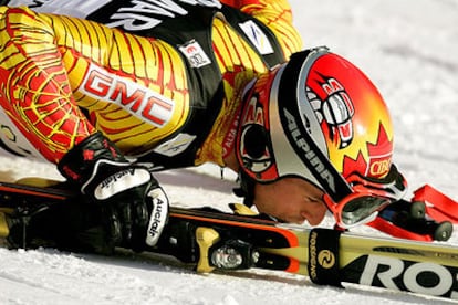 Thomas Grandi besa la nieve en la meta de Alta Badia tras acabar la segunda manga y ganar.