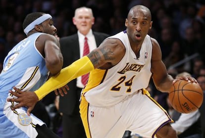 Kobe Bryant supera a Ty Lawson durante el partido ante los Nuggets.