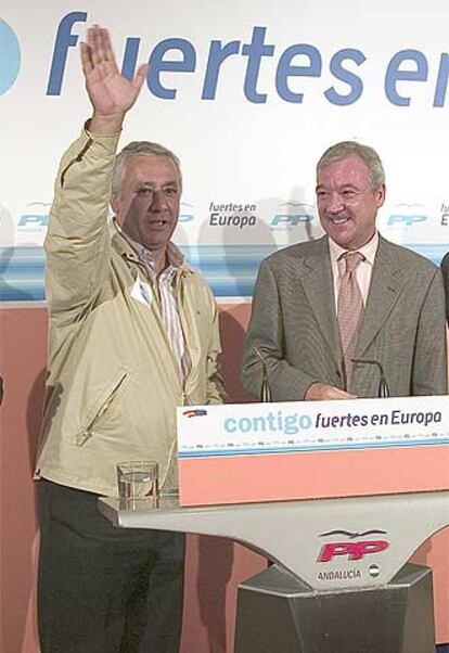 Javier Arenas (izquierda), junto a Ramón Luis Valcárcel.