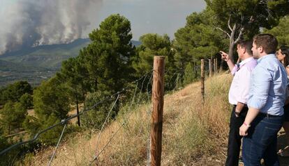 El presidente de Castilla-La Mancha, Emiliano Garca-Page, visita el puesto de mando del incendio de Yeste.