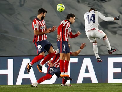 Casemiro remata de cabeza en su gol ante el Atlético de Madrid este sábado en el Alfredo Di Stéfano.