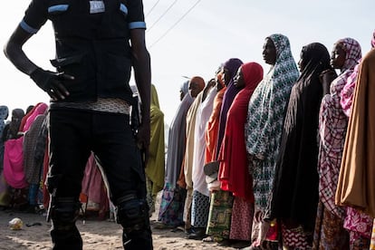 Cola para la distribuci&oacute;n de alimentos en un campo de desplazados internos en Maiduguri, en el estado de Borno (Nigeria).