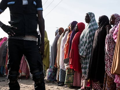 Cola para la distribuci&oacute;n de alimentos en un campo de desplazados internos en Maiduguri, en el estado de Borno (Nigeria).