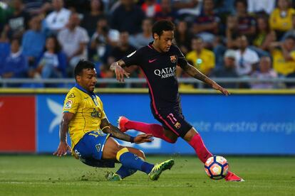 Neymar del Barcelona esquiva una entrada del jugador de Las Palmas  Michel Macedo.