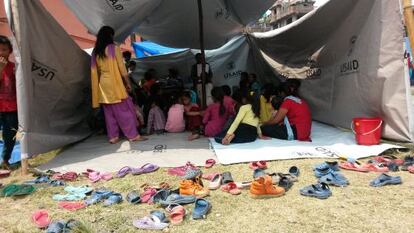 Escuelita en una carpa de un campo de desplazados en Bhaktapur. Como éste, hay 20 más en esta localidad.
