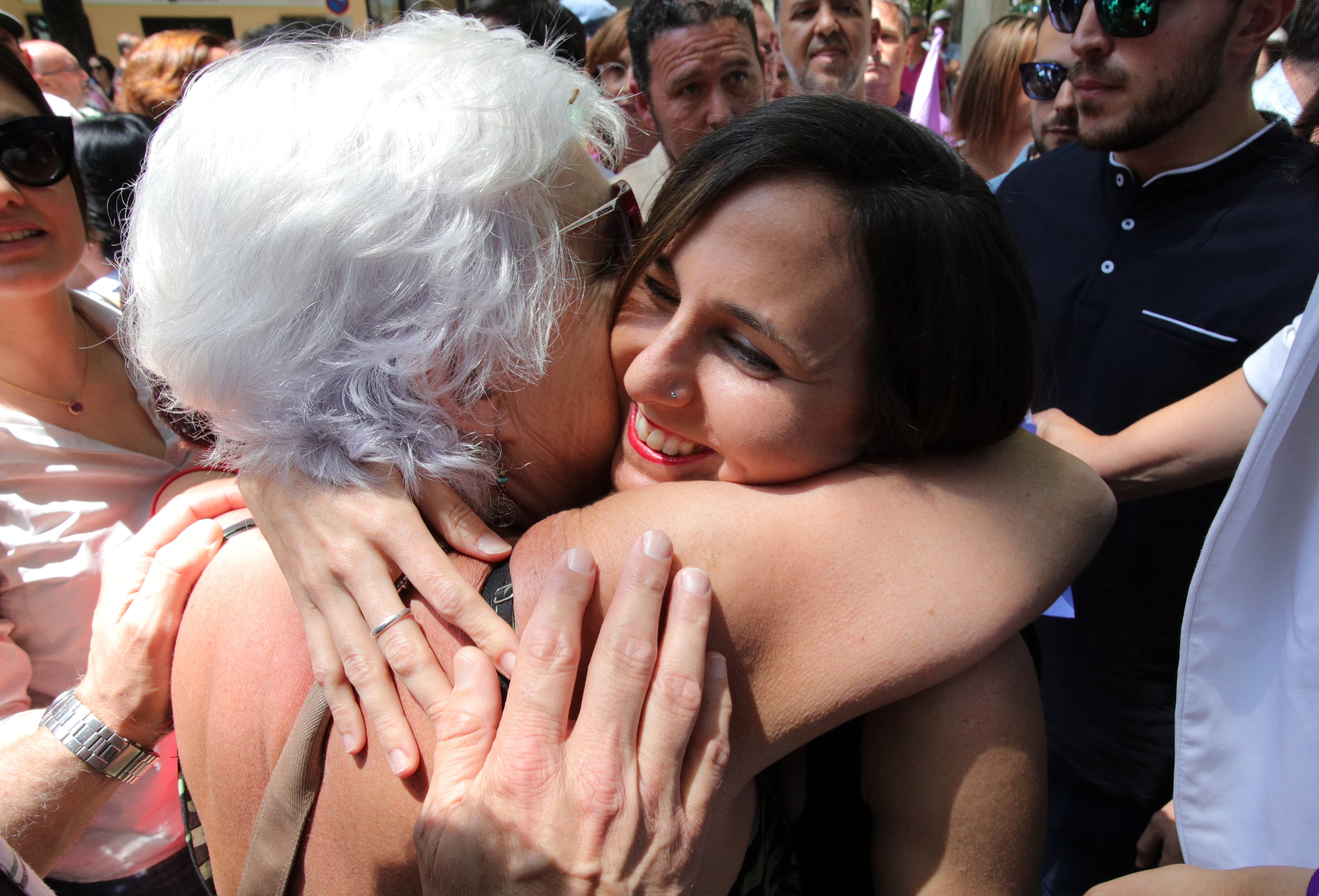 La secretaria general de Podemos Ione Belarra es abrazada por una simpatizante al termino de un mitin en la Plaza Mariana Pineda de Granada, el 2 de junio.