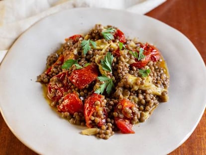 Ensalada de lentejas con berenjenas y tomates asados