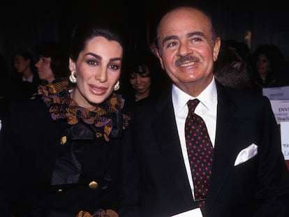 Adnan Khashoggi y su esposa Shahpari, en París, en 1992.