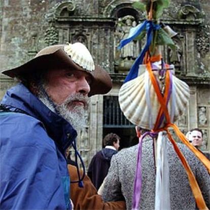 Un peregrino, ante la puerta santa de la catedral de Santiago de Compostela el pasado día 1.