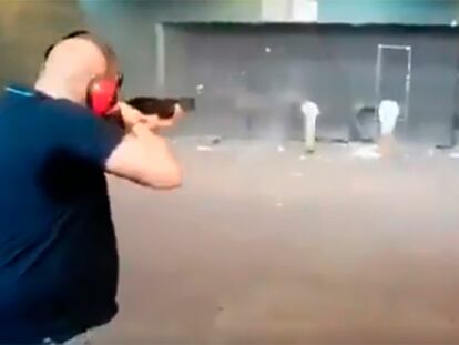 Captura de vídeo investigada por el Ministerio del Interior en la que se ve a un hombre disparando contra imágenes de miembros del Gobierno.