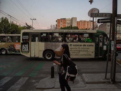 Un anuncio de la campaña publicitaria 'Hablemos de azúcar' en un autobús de Ciudad de México.