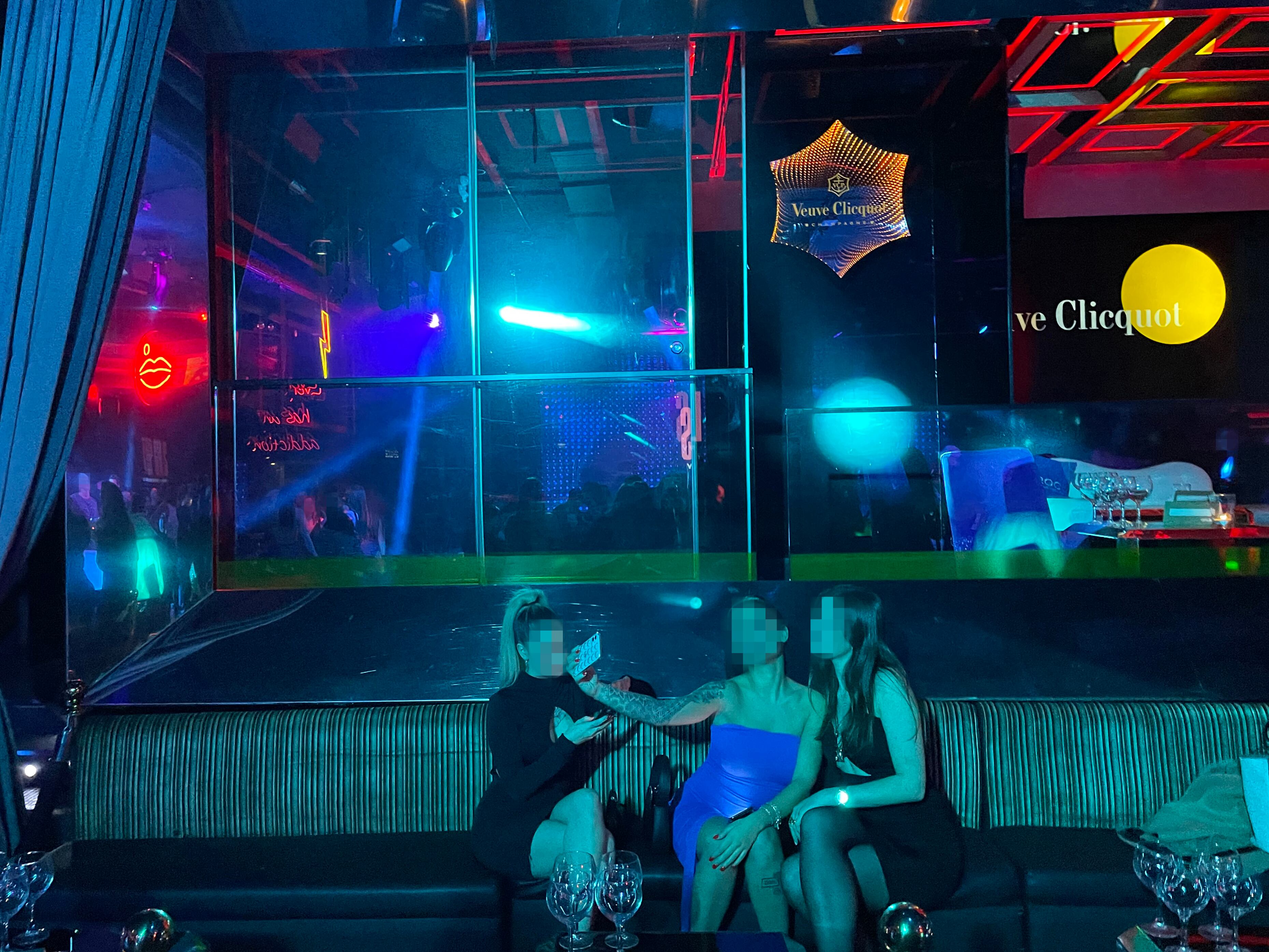 Un grupo de chicas imagen espera a la llegada de clientes en los reservados de una conocida discoteca del centro de Madrid.