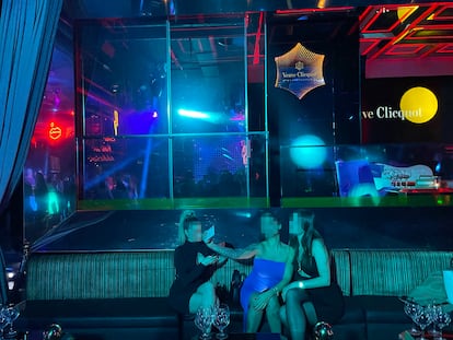 Un grupo de chicas imagen espera a la llegada de clientes en los reservados de una conocida discoteca del centro de Madrid.