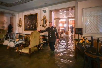 Todas las escuelas en Venecia y de las islas del entorno permanecerán cerradas este miércoles, mientras que zonas como la plaza de San Marcos han dejado de ser accesibles a turistas y residentes. En la imagen, estado del interior del hotel Gritti Palace tras la subida del nivel del agua en Venecia, el martes.