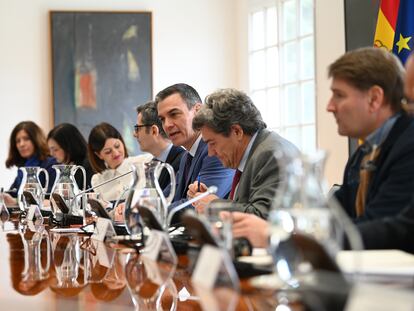 El presidente del Gobierno, Pedro Sánchez, mantiene un encuentro con las plataformas de internet y el sector de las telecomunicaciones para la protección de los menores en el ámbito digital, este lunes en La Moncloa.