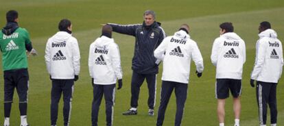 José Mourinho se dirige a sus jugadores en el entrenamiento de ayer.