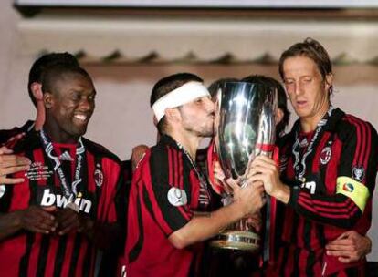 Gattuso, entre Seedorf y Ambrosini, besa el trofeo.