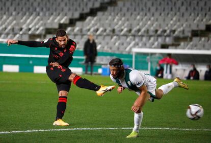 Willian José dispara ante un defensor para marcar el 0-2.