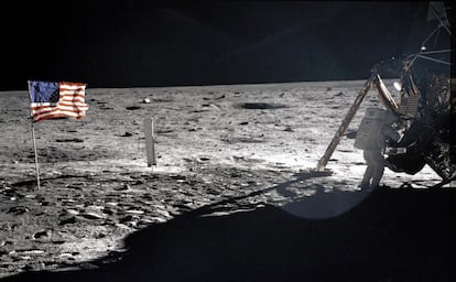 Esta foto panorâmica do local de aterrissagem do 'Apollo 11', feita por Aldrin, é a única boa imagem do comandante da missão, Neil Armstrong, na superfície lunar. Armstrong e Aldrin passaram quase três horas caminhando pela Lua, recolhendo amostras e realizando experimentos e fotografias.