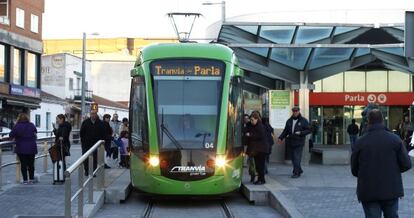 Un grupo de pasajeros sube al tranvía de Parla en el centro del municipio.