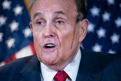 Dos gotas negras le jugaron una mala pasada a Rudy Giuliani durante su intervención en Washington el pasado jueves.