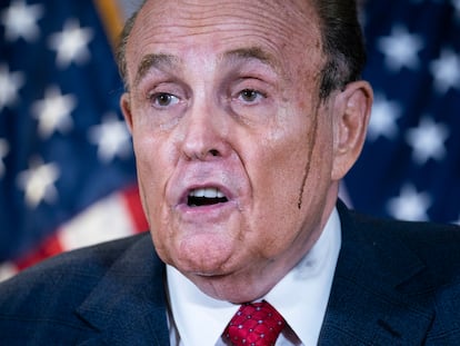 Dos gotas negras le jugaron una mala pasada a Rudy Giuliani durante su intervención en Washington el pasado jueves.