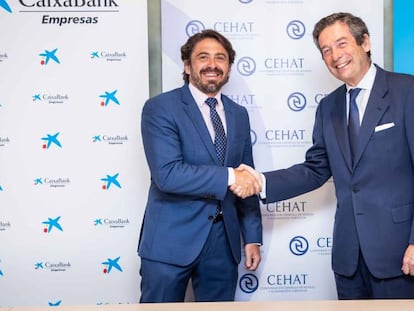 Jorge Marichal, presidente de Cehat, y Luis Cabanas, director de Empresas de CaixaBank, en la firma del último acuerdo con la industria hotelera.