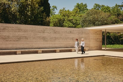 Las arquitectas Yvonne Farrell, a la derecha, y Shelley McNamara, fotografiadas en pabellón Mies Van Der Rohe de Barcelona en mayo de 2022.