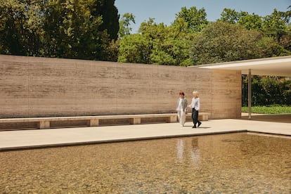 Las arquitectas Yvonne Farrell, a la derecha, y Shelley McNamara, fotografiadas en pabellón Mies Van Der Rohe de Barcelona en mayo de 2022. 