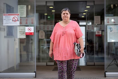 Lina, trabajadora de hostelería en un centro de salud de Castellón.