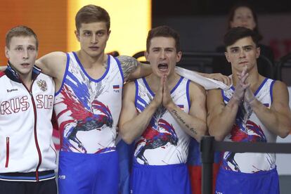 Abliazin, Stretovich, Belyavskiy y Dalaloyan durante el último ejercicio de Nagorny en la barra fija.