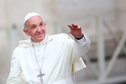 El Papa Francisco saluda a los fieles en la plaza de San Pedro.