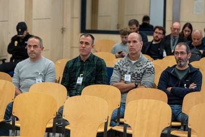 Los cuatro etarras acusados, Patxi Xabier Makazaga, Jon Zubiaurre, Imanol Miner y Asier García , este lunes en el banquillo de la Audiencia Nacional.