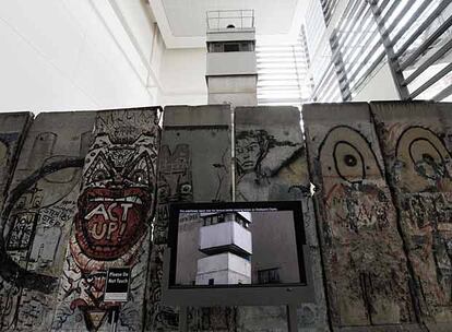 Una torre de vigilancia y un fragmento del muro de Berlín forman parte de la exposición permanente del museo.