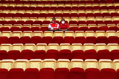 Dos hinchas del Monaco siguen el partido frente al Stade de Reims, este domingo.